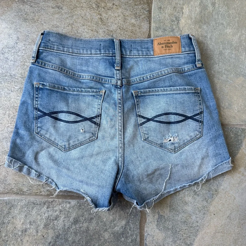 Abercrombie & Fitch Blue High-Waisted Distressed Jean‎ Shorts Size 2/26